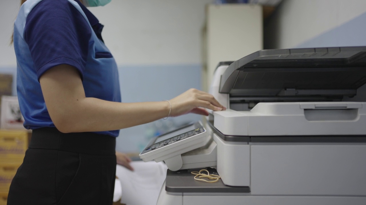 一个女人正在用复印机。视频素材