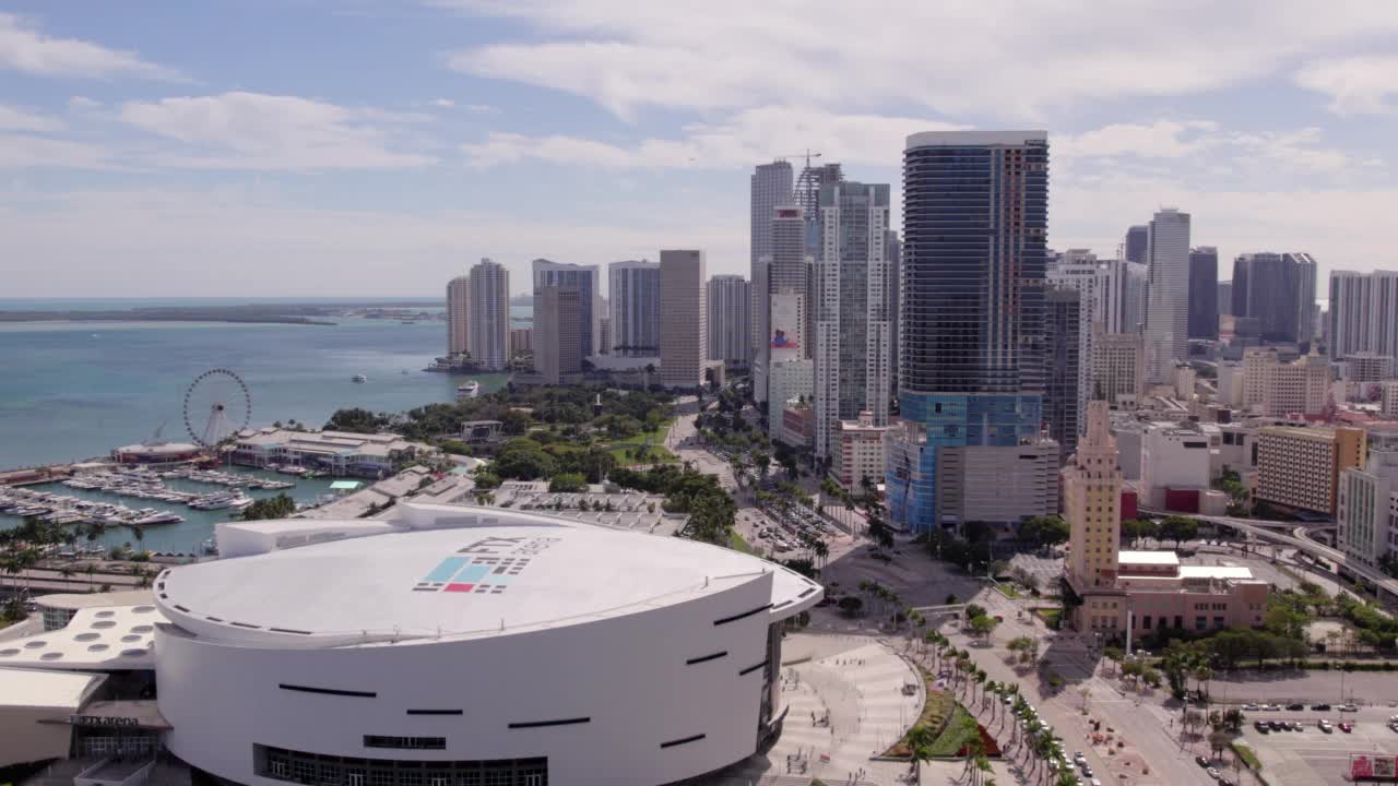 在阳光明媚的日子里，现代城市在海上的空中前进美丽的镜头-迈阿密，佛罗里达视频下载