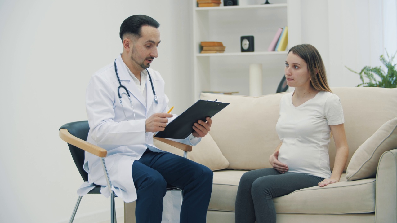 一段孕妇与医生对话的4k慢动作视频。视频素材