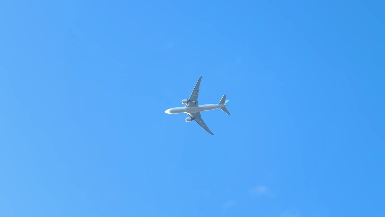 飞机在澳大利亚新南威尔士州悉尼上空飞行的慢动作视频素材