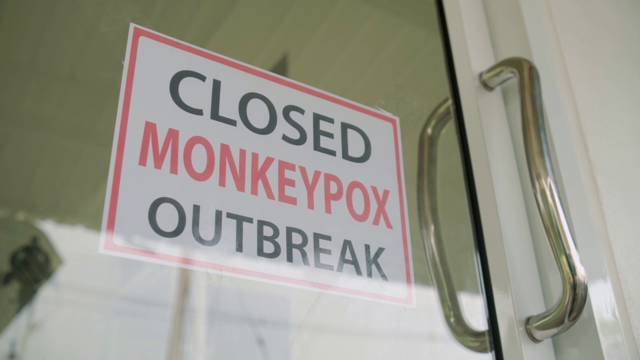 猴痘爆发的概念。在猴痘病毒爆发期间贴在玻璃后面的封闭服务。4 k的视频。视频素材