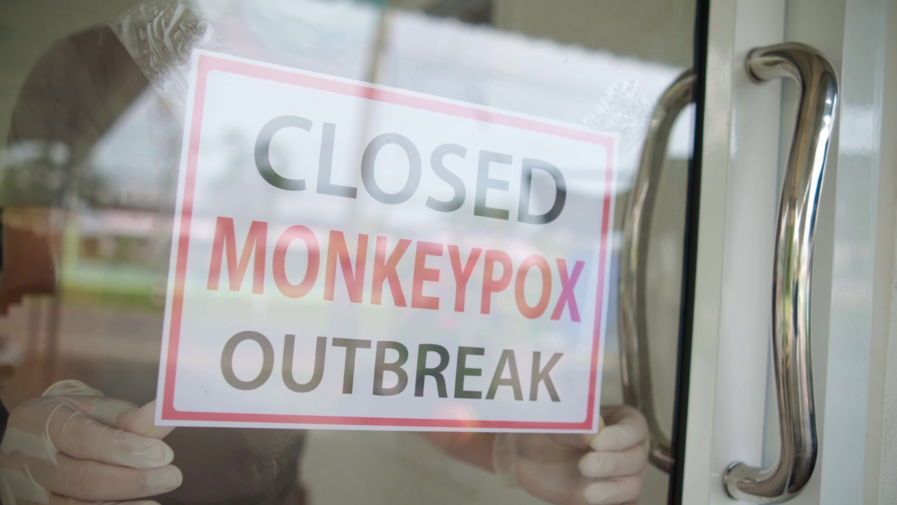 猴痘爆发的概念。短信纸在猴痘病毒爆发期间被人们贴在玻璃后面封闭服务。4 k的视频。视频下载
