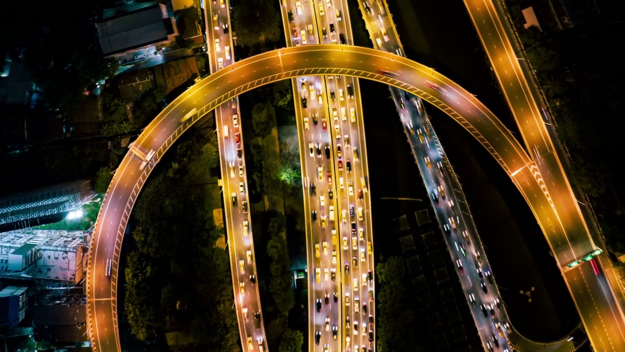 夜间多条高速公路高峰时段交通的鸟瞰图视频下载