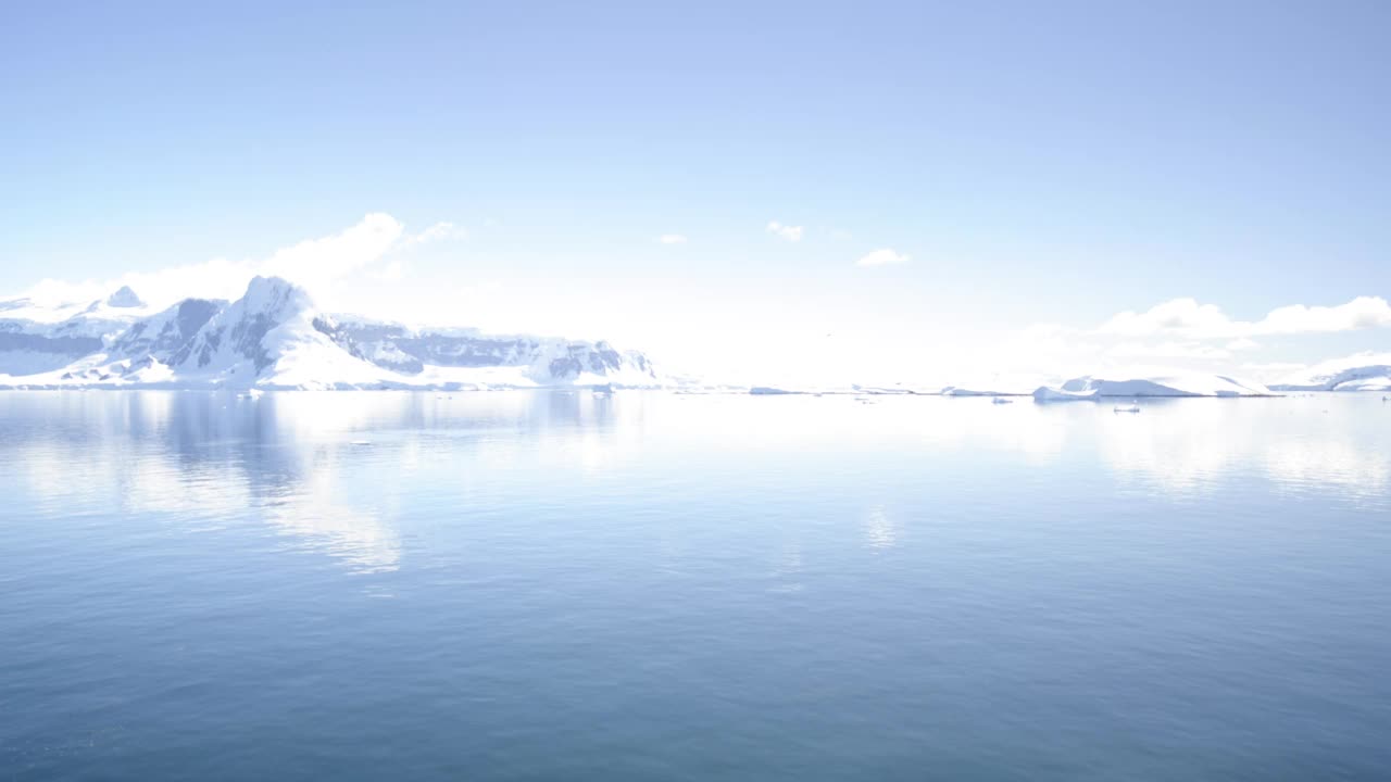 在一个阳光明媚的日子里看山上的冰川-巴塔哥尼亚，阿根廷视频下载
