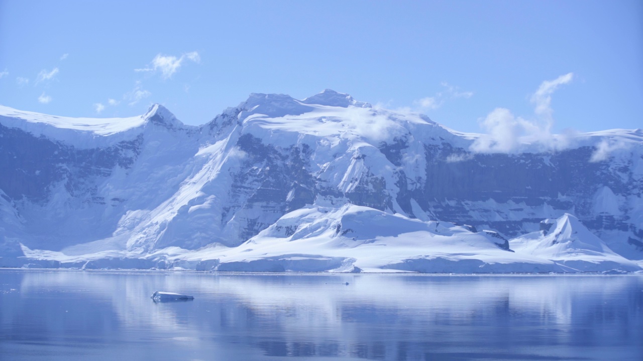 在海洋中的山脉上平移冰川-巴塔哥尼亚，阿根廷视频下载