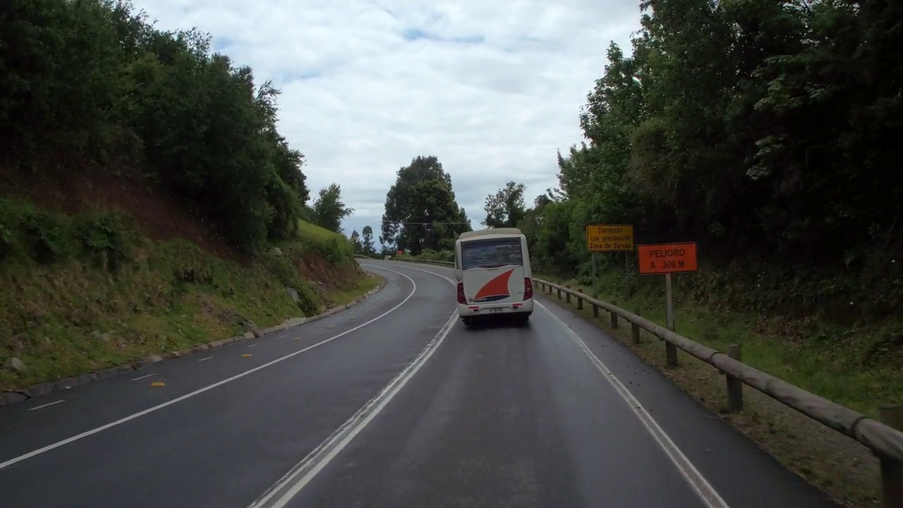 时间推移的观点巴士移动在多云的天空下海上公路-巴塔哥尼亚，阿根廷视频下载