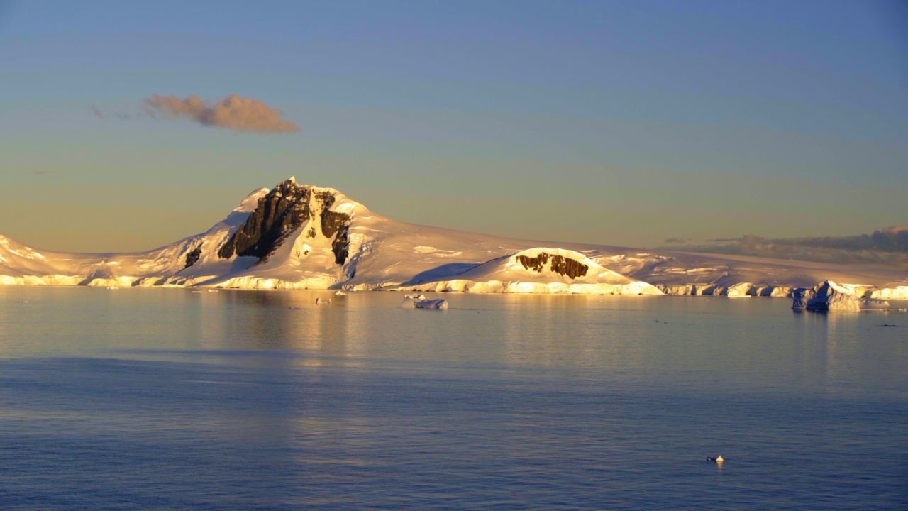 在日落时雪山对着天空的观点-南极半岛，南极洲视频素材