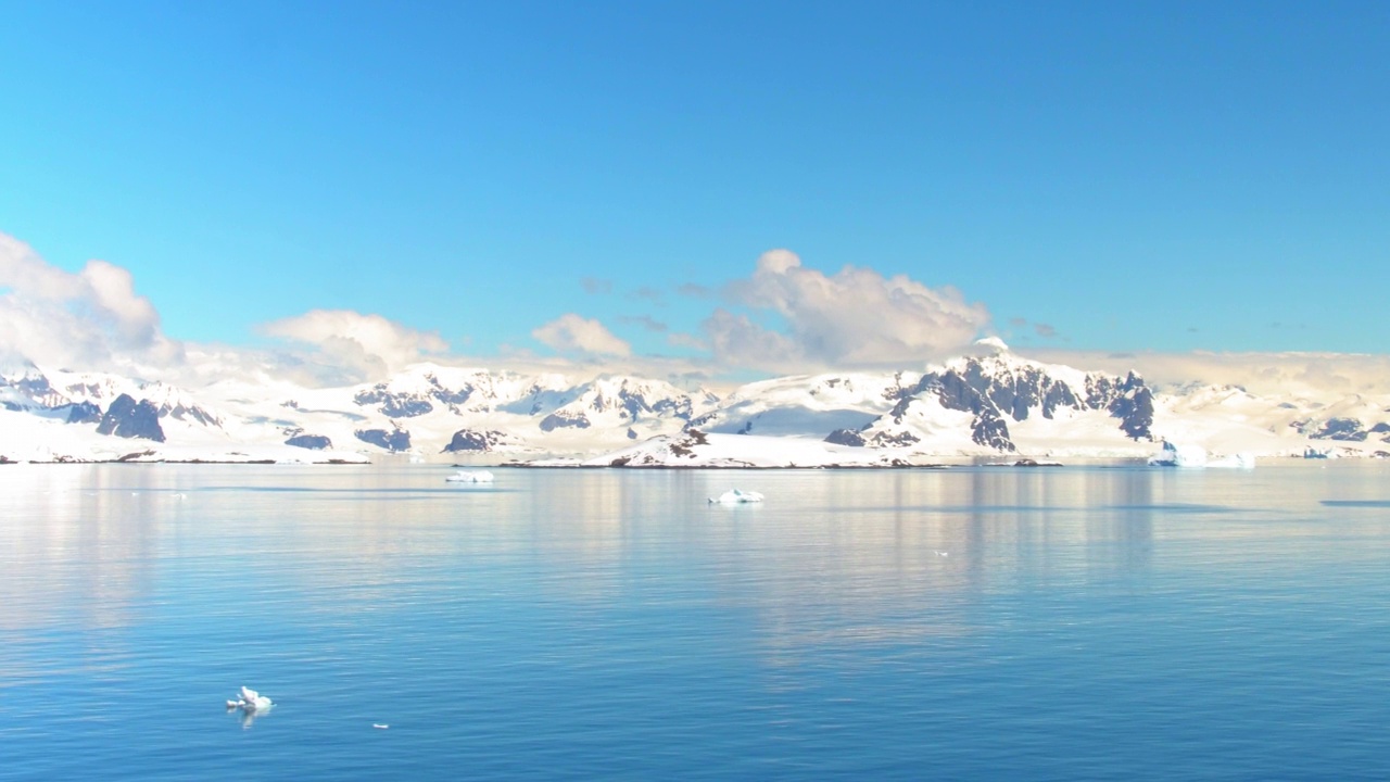 在海洋冰川山脉上空的云的观点-南极半岛，南极洲视频下载