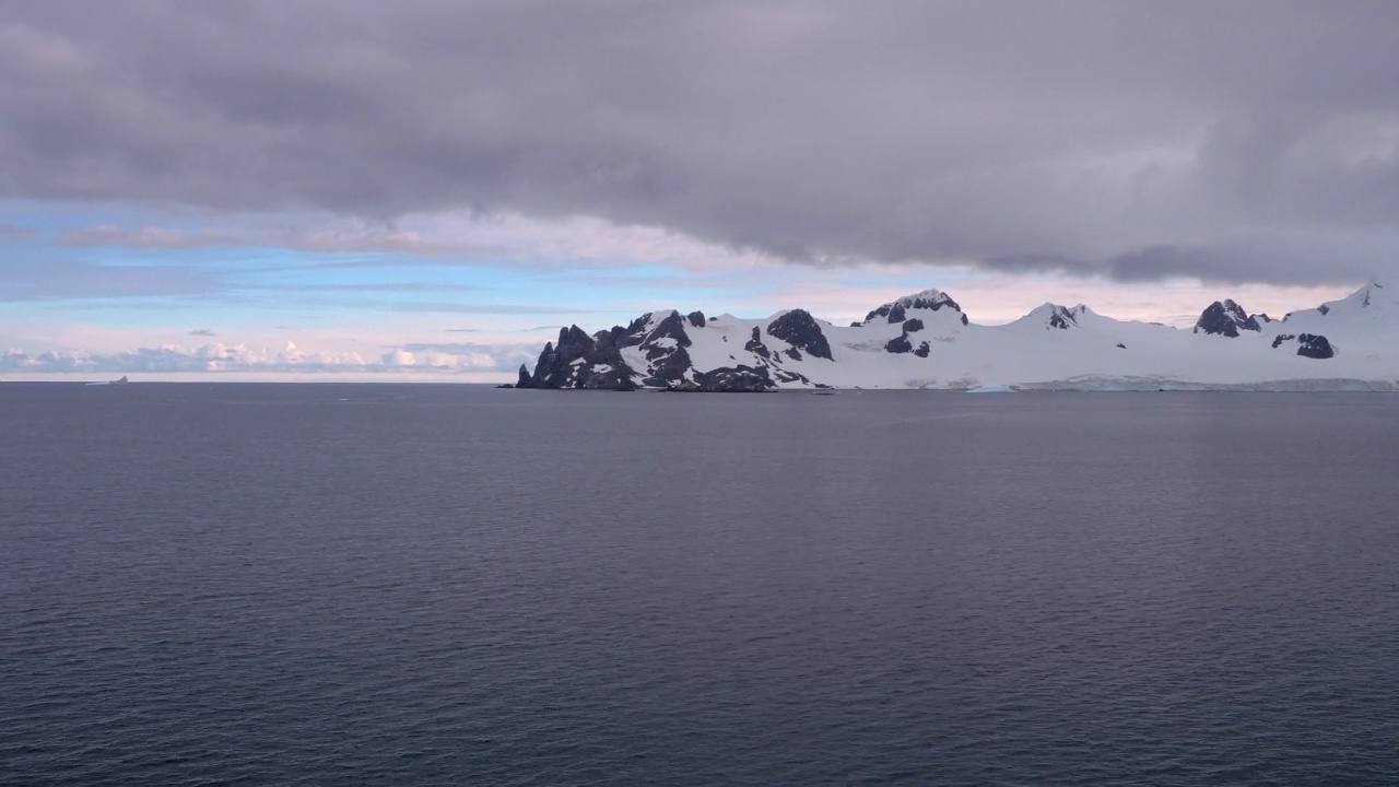 多云的天空拍摄雪山海上-南极半岛，南极洲视频素材