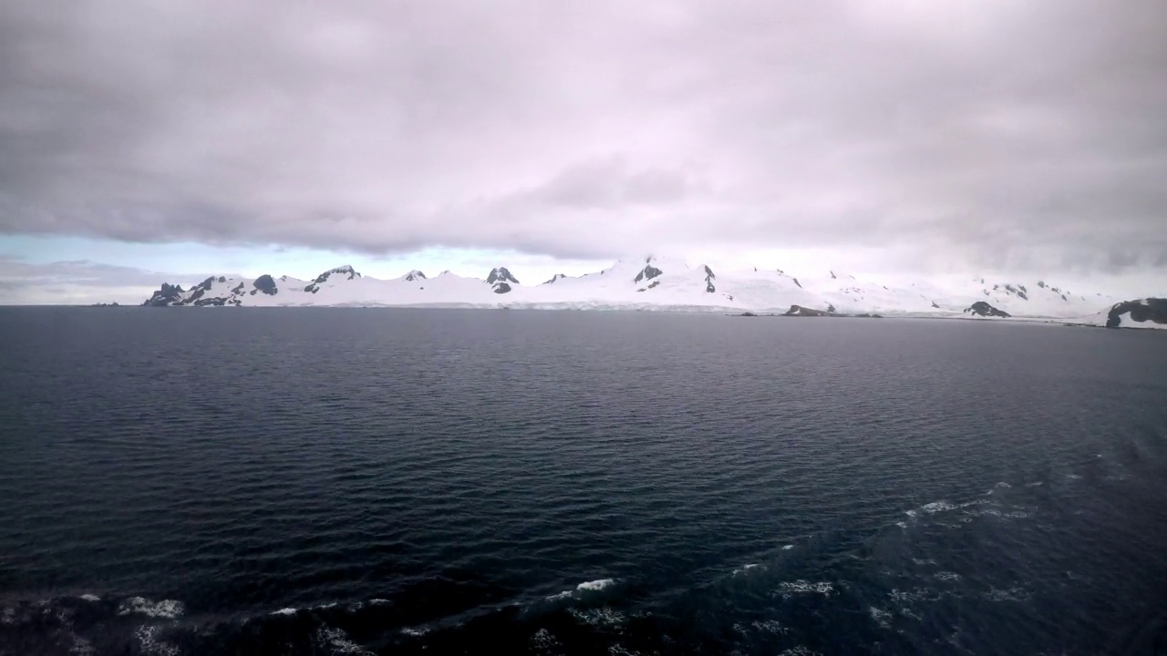 在多云的天空下漂浮在海上的冰块的时间推移镜头-南极半岛，南极洲视频素材