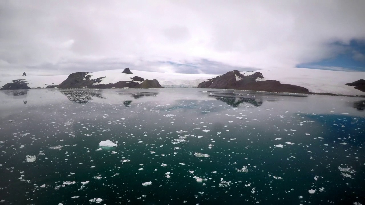在多云的天空下，冰山漂浮在波涛汹涌的海面上的观点延时拍摄-南极半岛，南极洲视频素材