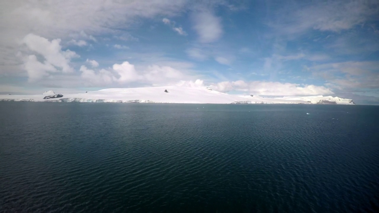 时间推移的观点拍摄冰山漂浮在波涛汹涌的海洋-南极半岛，南极洲视频素材