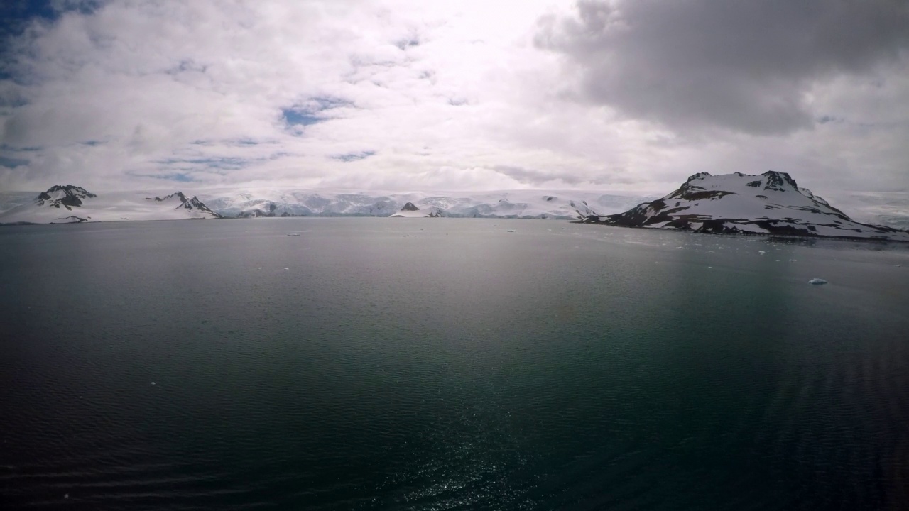 多云的天空下的雪山的观点拍摄-南极半岛，南极洲视频素材
