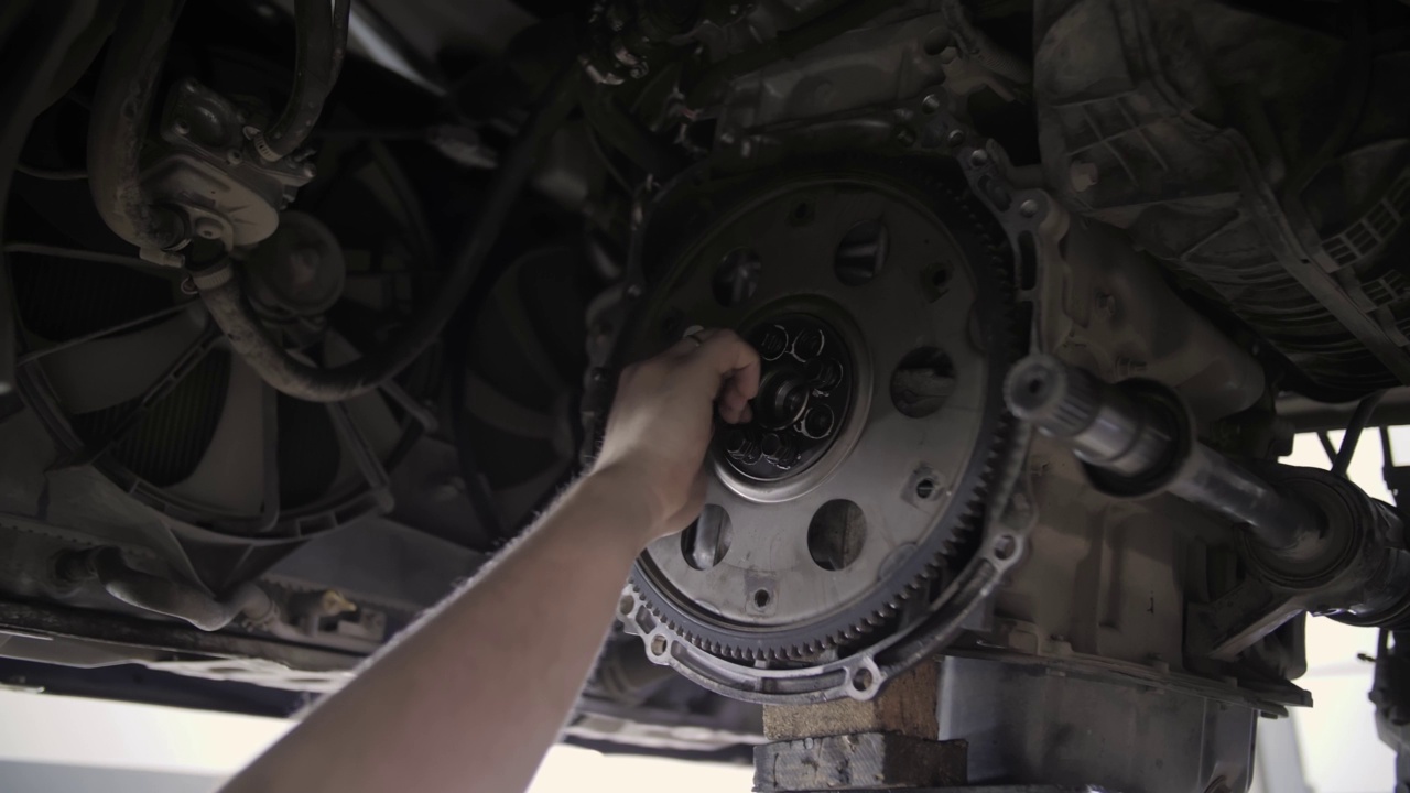 汽车修理工安装飞轮视频素材