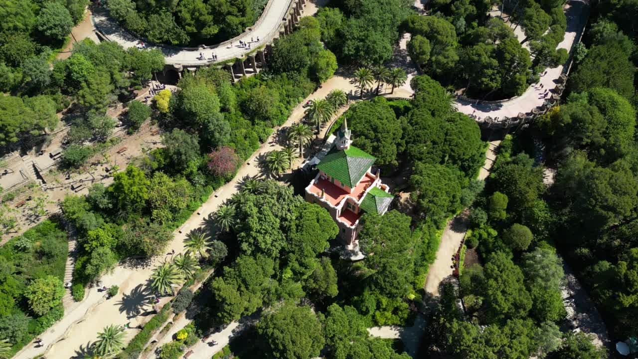 俯瞰奎尔公园，安东尼奥·高迪，巴塞罗那，西班牙。欧洲著名且极受欢迎的旅游目的地视频素材