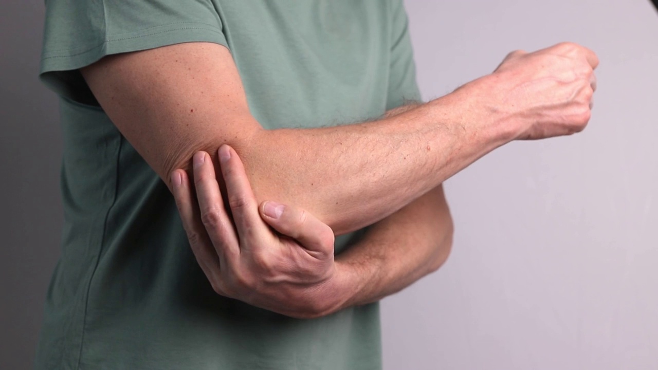患有肘部疼痛的男子和手持疼痛的手特写。手受伤。保健、关节疾病概念视频素材