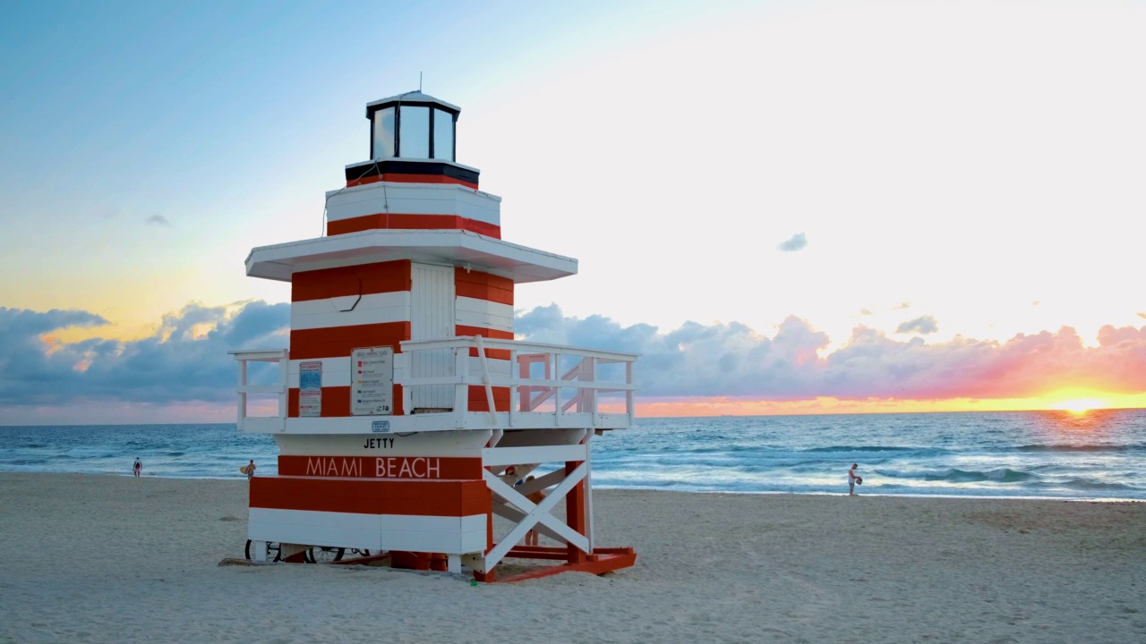 迈阿密南海滩日出，有救生员塔，海岸线有彩云蓝天，迈阿密南海滩。佛罗里达视频素材