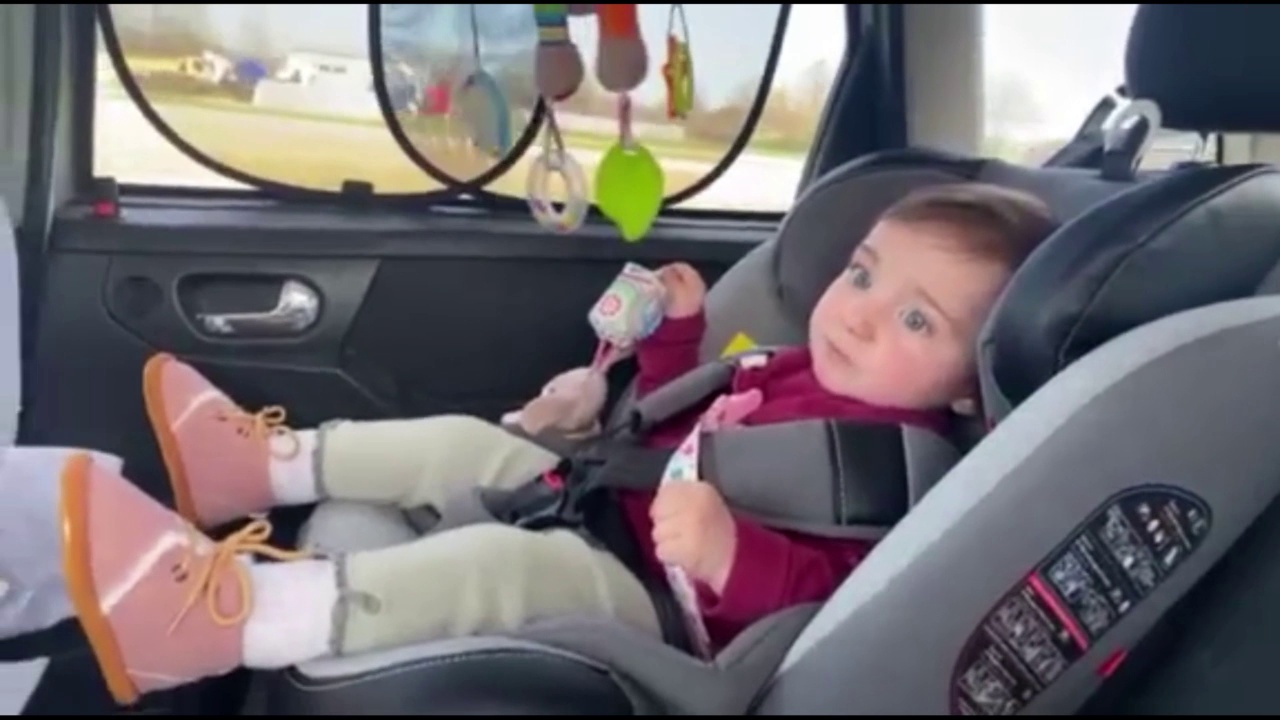 女婴坐在安全座椅上视频素材