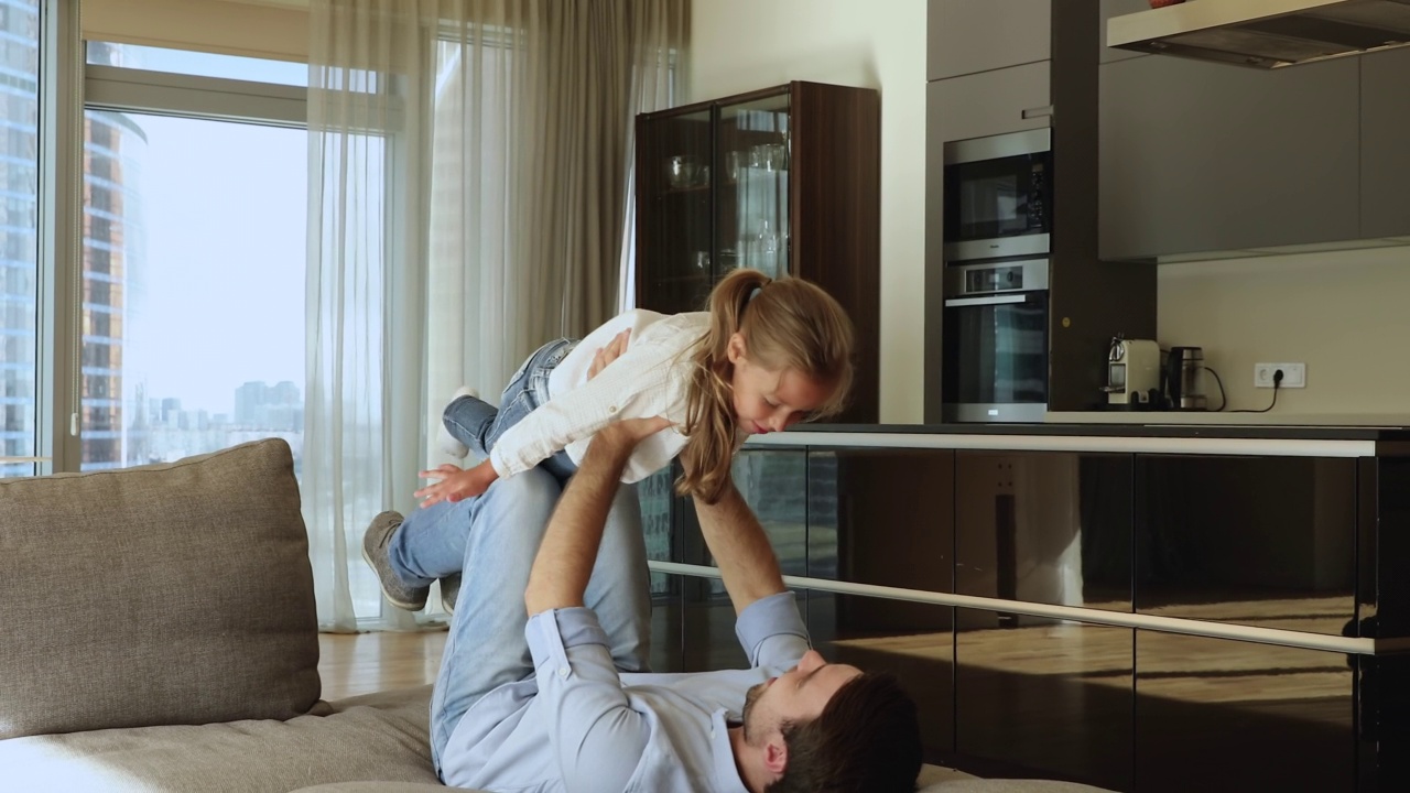 可爱的爸爸和可爱的女儿在现代的家里玩视频素材