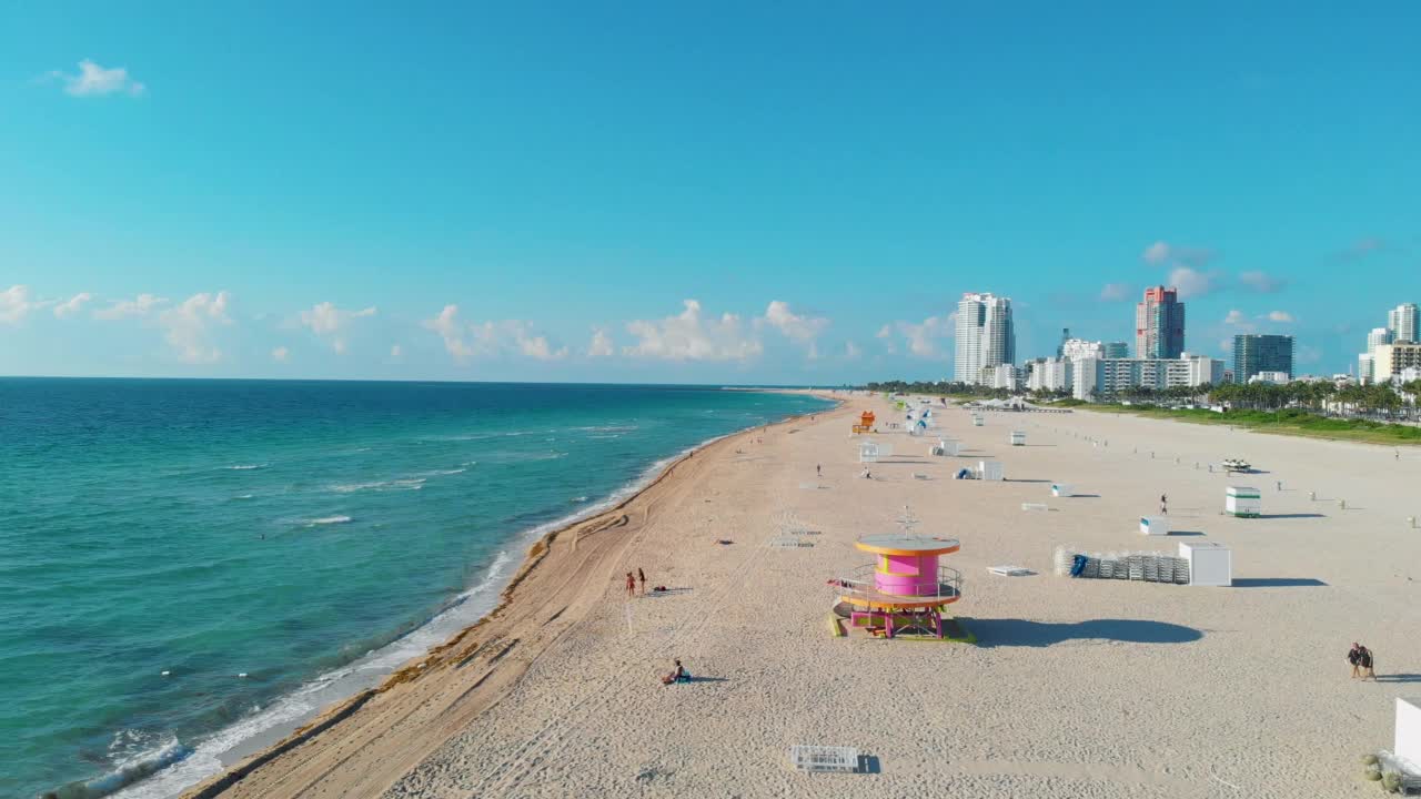 迈阿密南海滩日出，有救生员塔，海岸线有彩云蓝天，迈阿密南海滩。佛罗里达视频素材