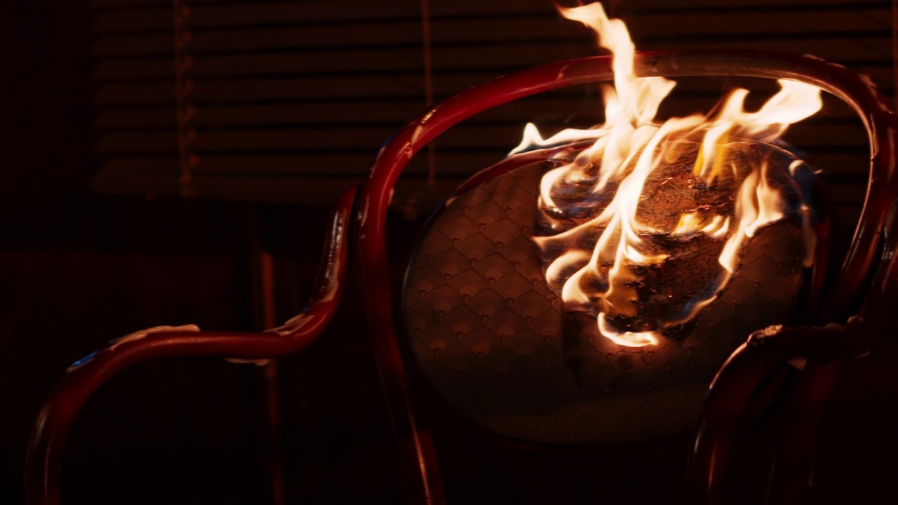 房屋内部起火。火焰覆盖了老旧的椅子。系列的一部分视频素材
