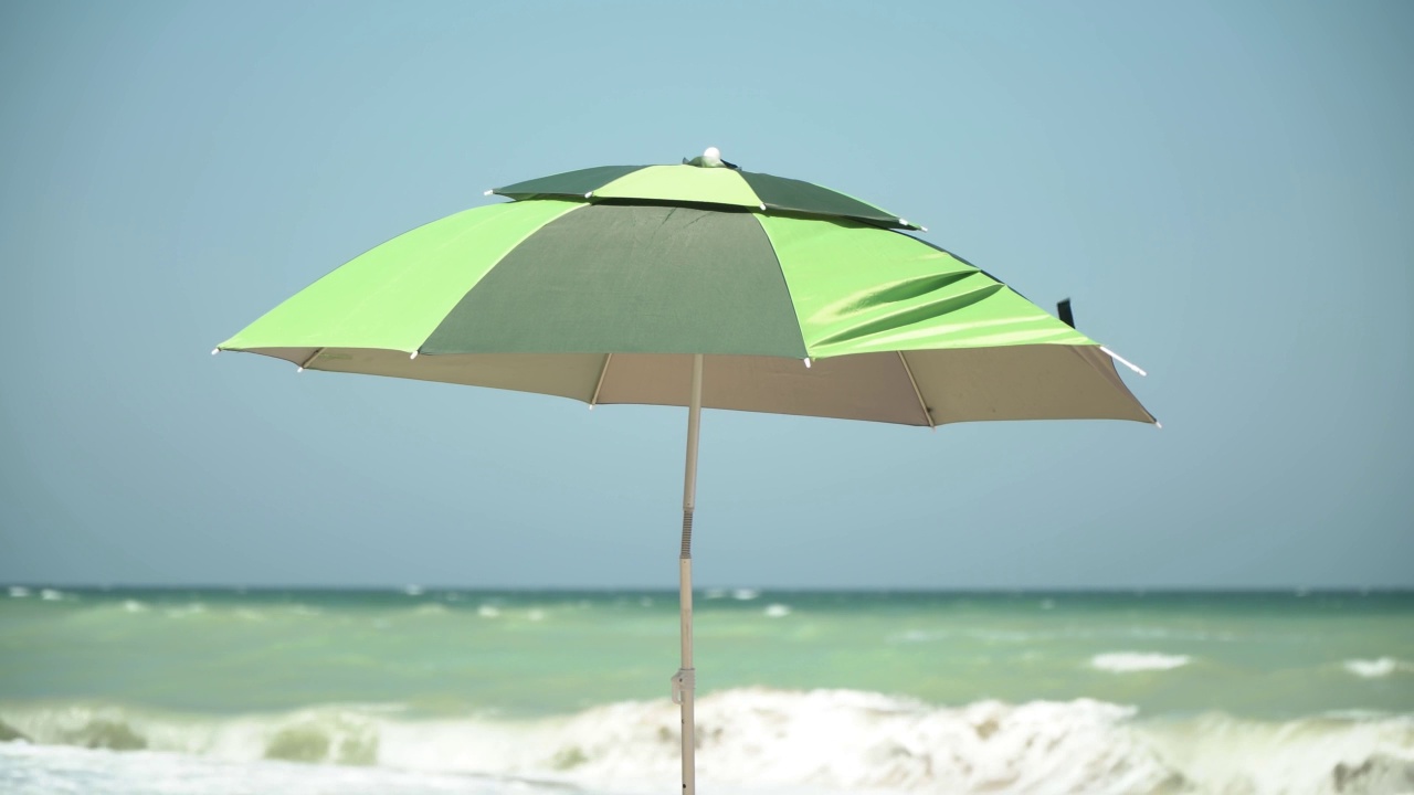 北海黑海海岸，沙滩伞在风中摇曳视频下载