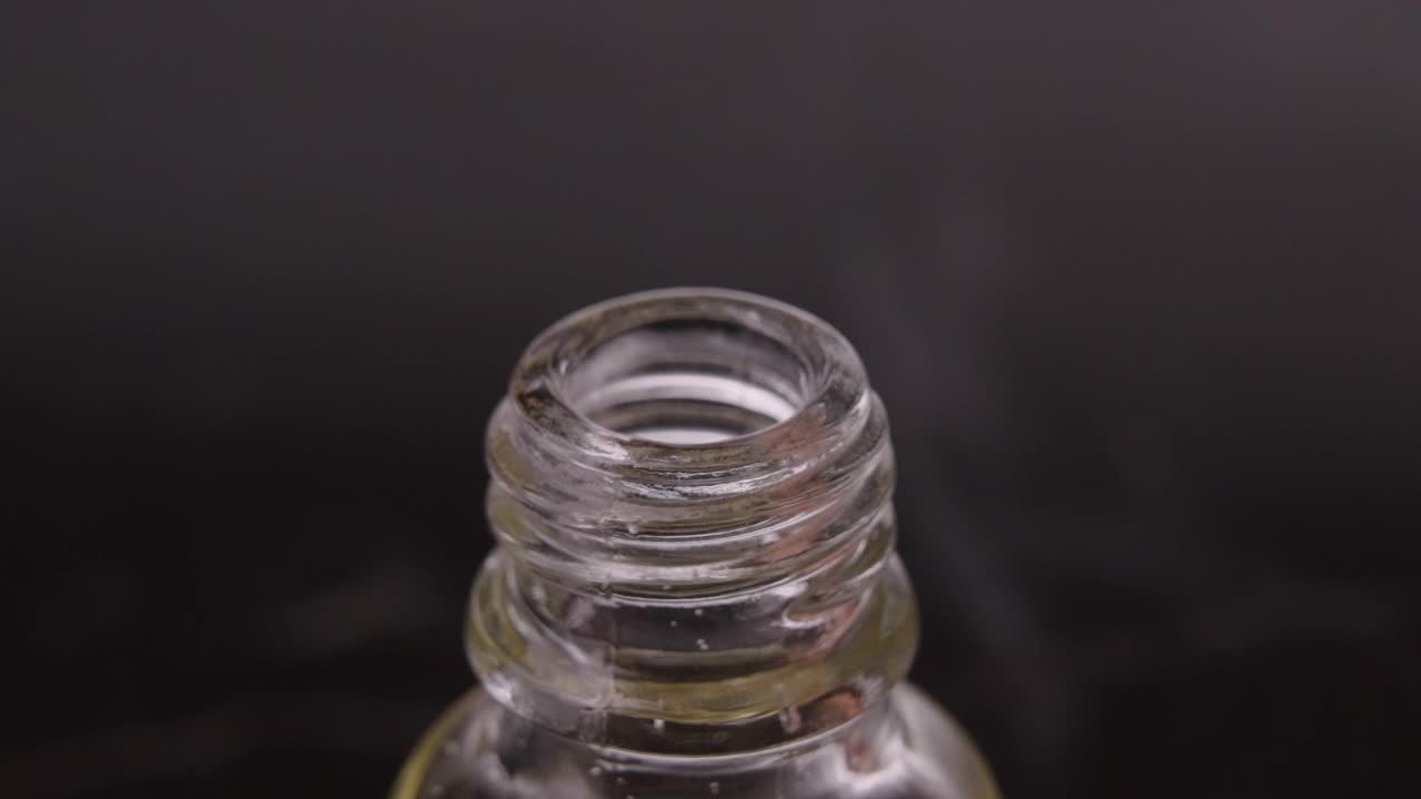滴管将油滴入瓶中视频素材