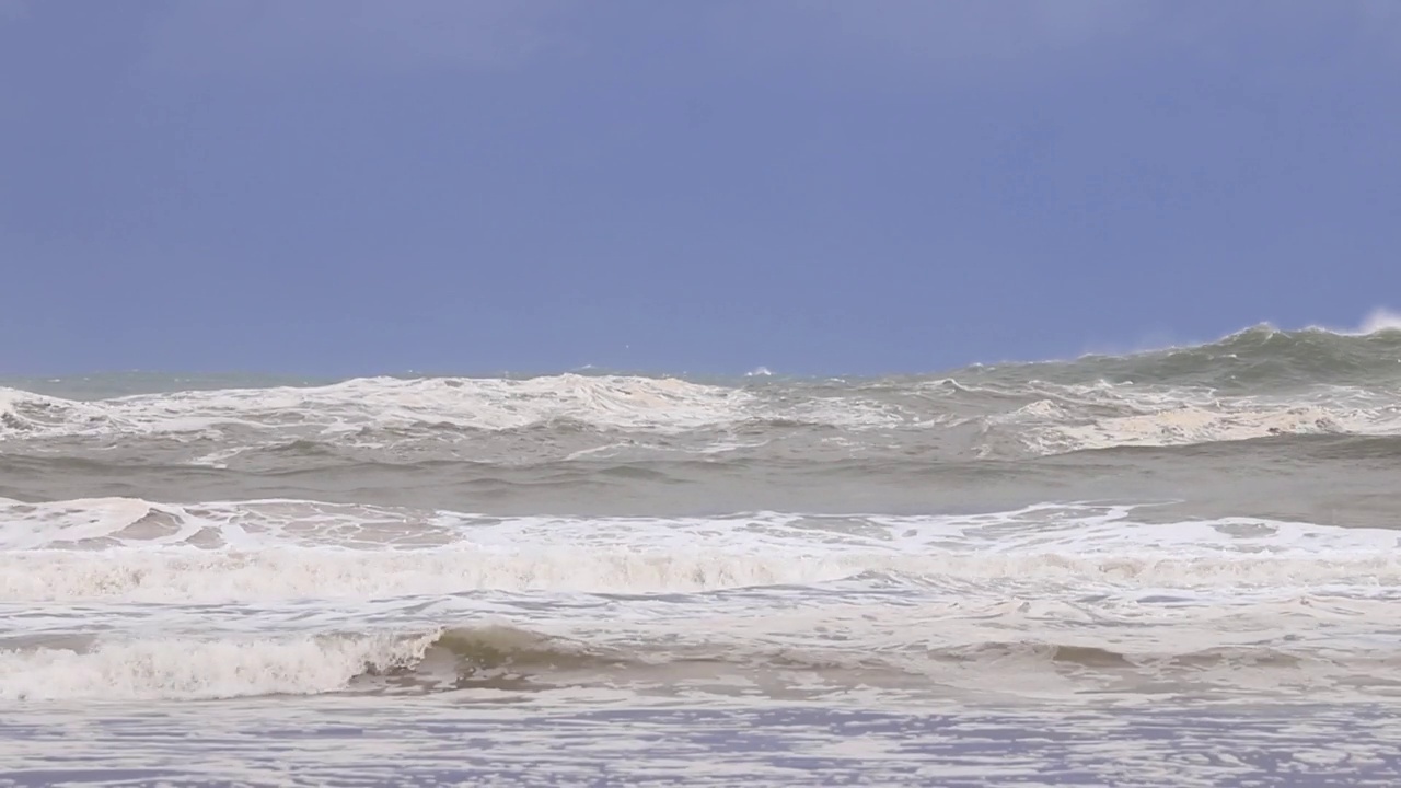 暴风雨的天气在波涛汹涌的海面上。视频素材