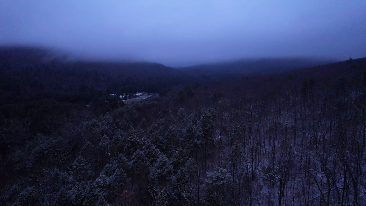 无人机拍摄到美丽的阿巴拉契亚山脉的雪雾之夜视频素材