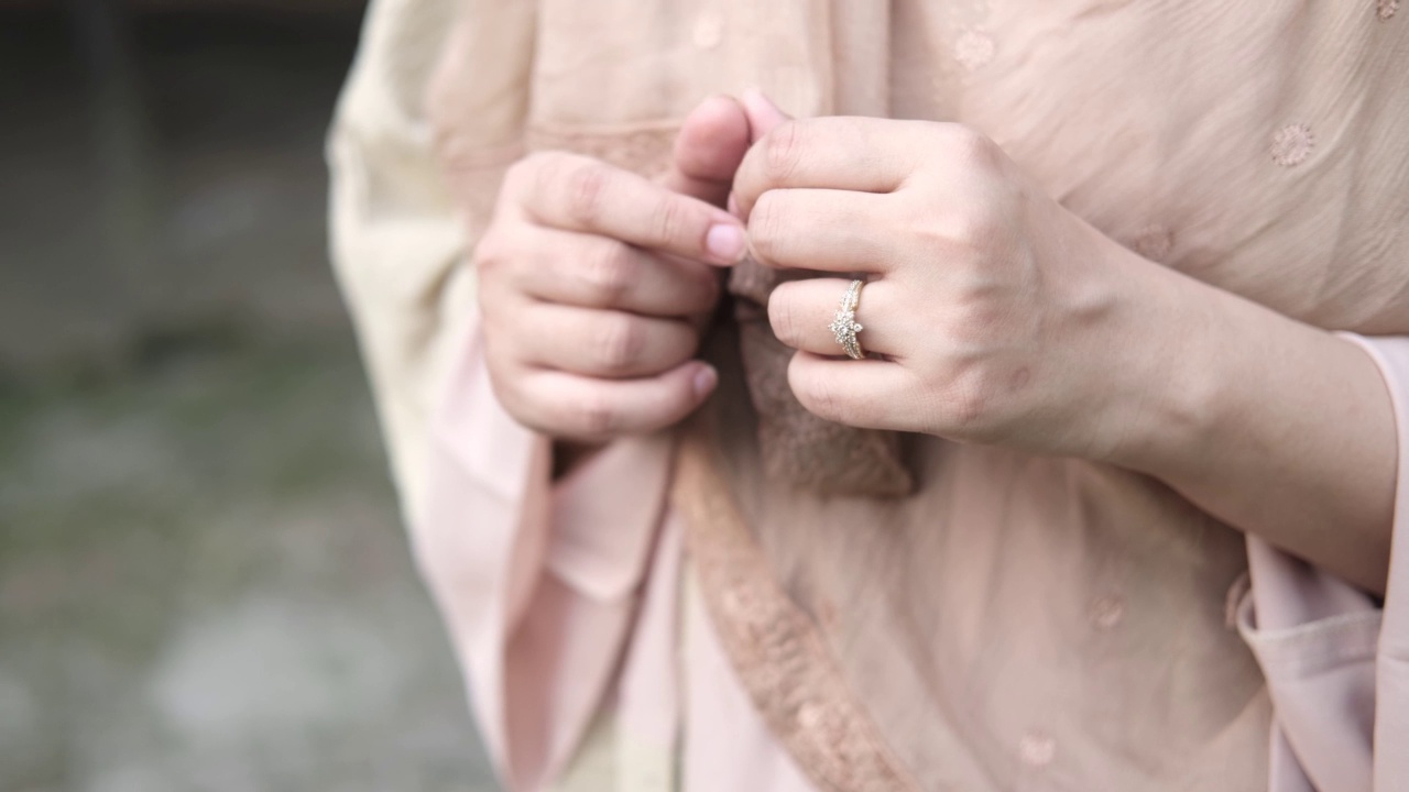 女人的手与结婚戒指的特写视频素材