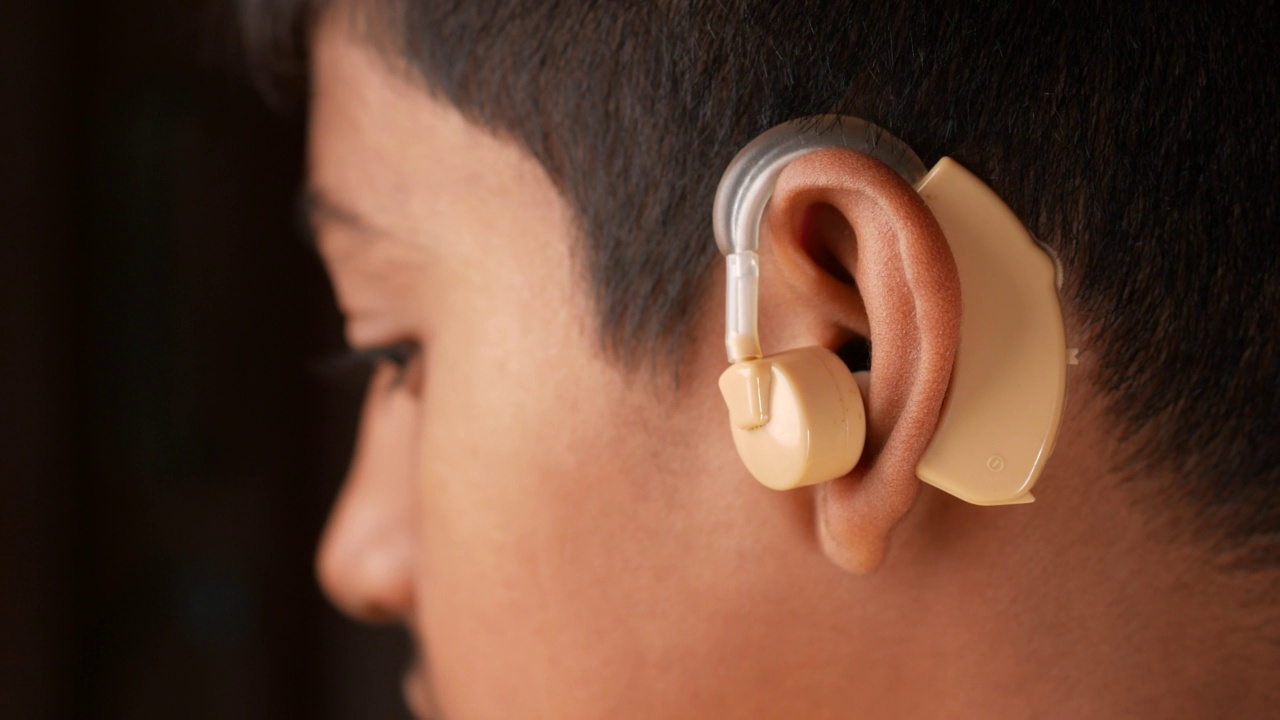 助听器的概念，有听力问题的少年。视频下载
