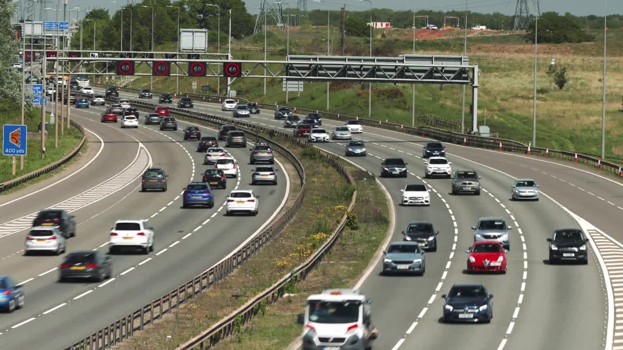 交通高速公路的十字路口的M6高速公路就在伯明翰附近视频素材