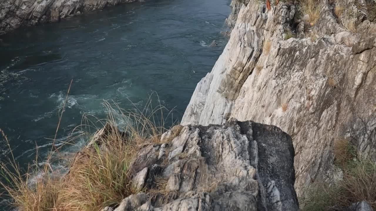纳尔玛达河流过贾巴尔普尔Bhedaghat的白色大理石岩石视频下载
