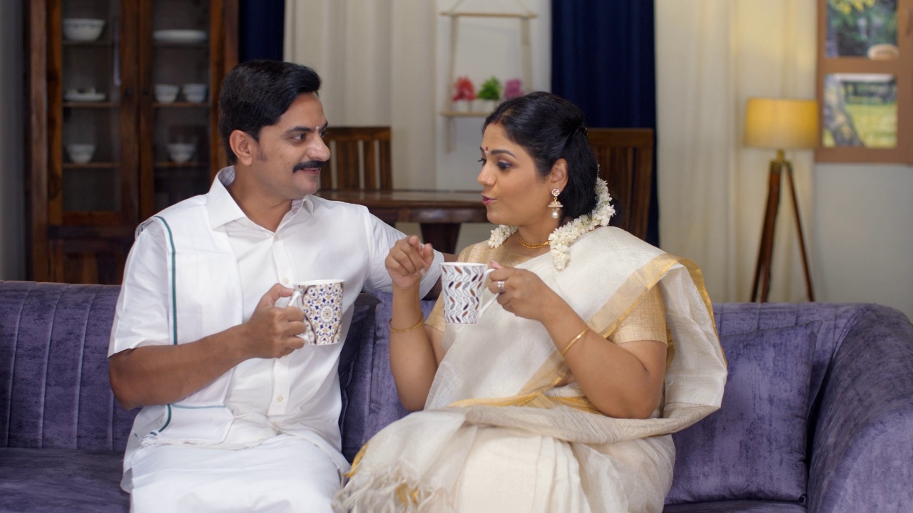 一对可爱的印度夫妇在家一起度过他们的空闲时间——家庭纽带，夫妻纽带，浪漫的夫妻，南印度视频素材
