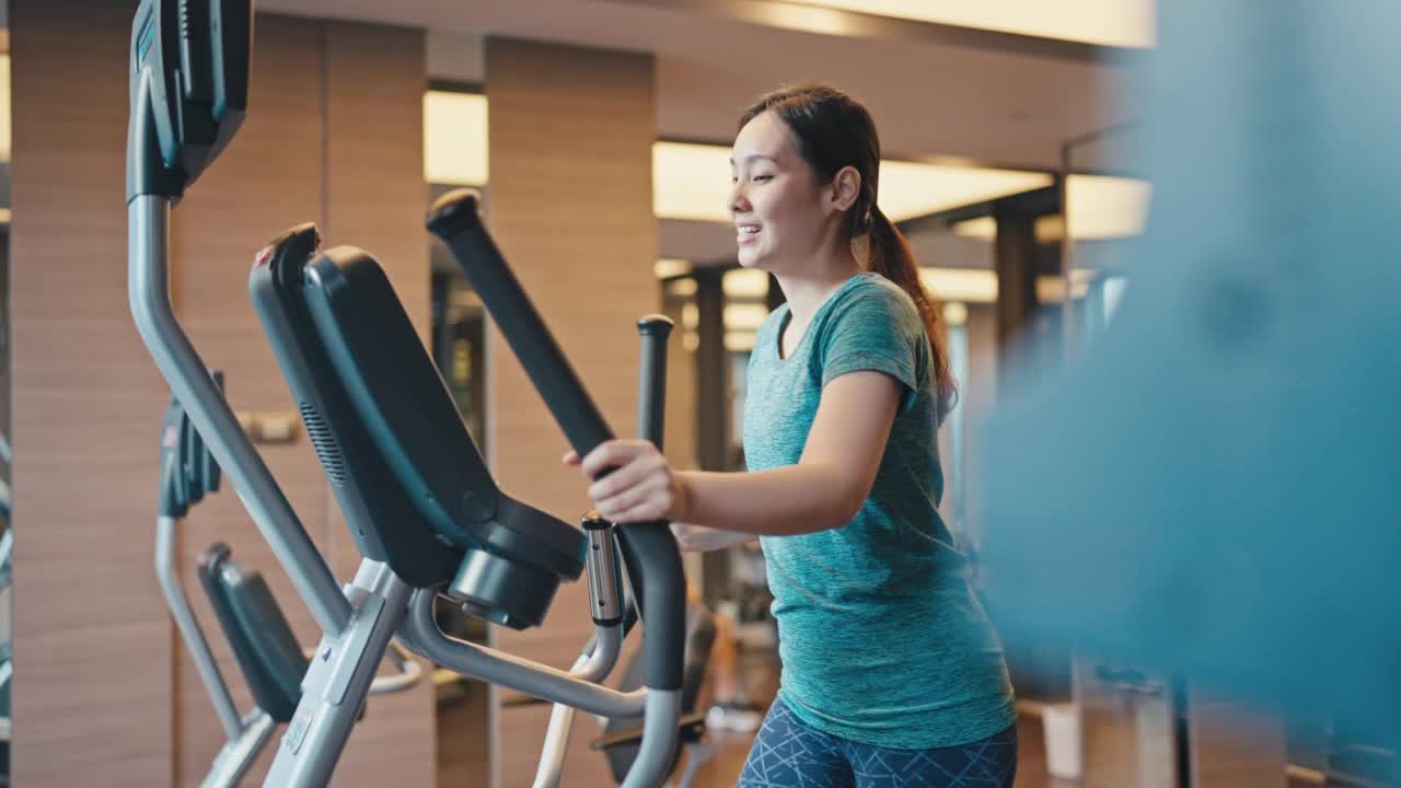 女性在健身房锻炼视频素材