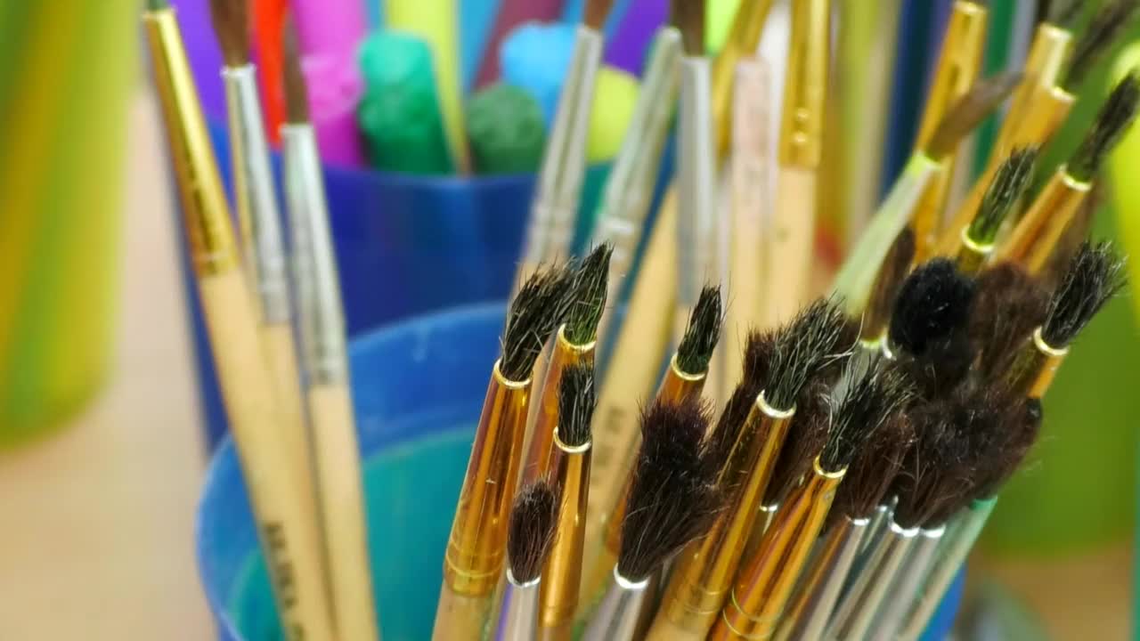 用于绘画的彩色铅笔和画笔。视频素材