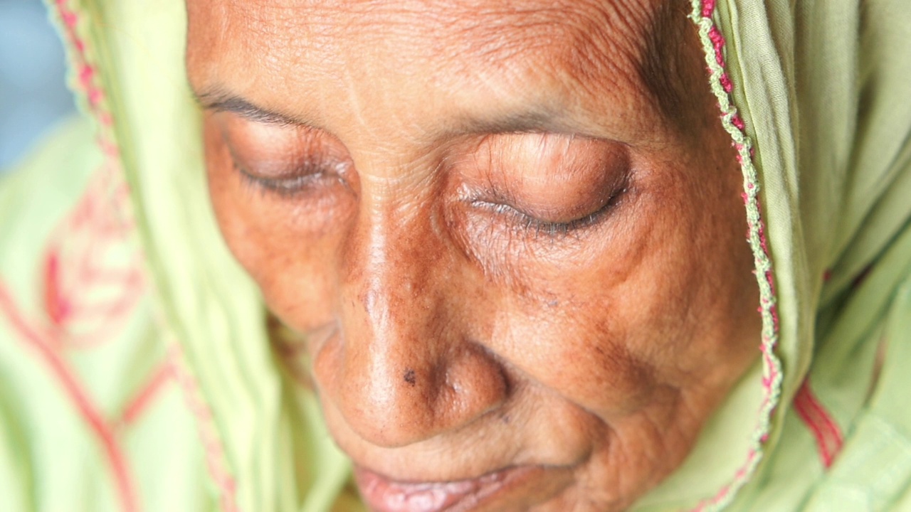 亚洲老年女性眼睛的细节拍摄视频下载