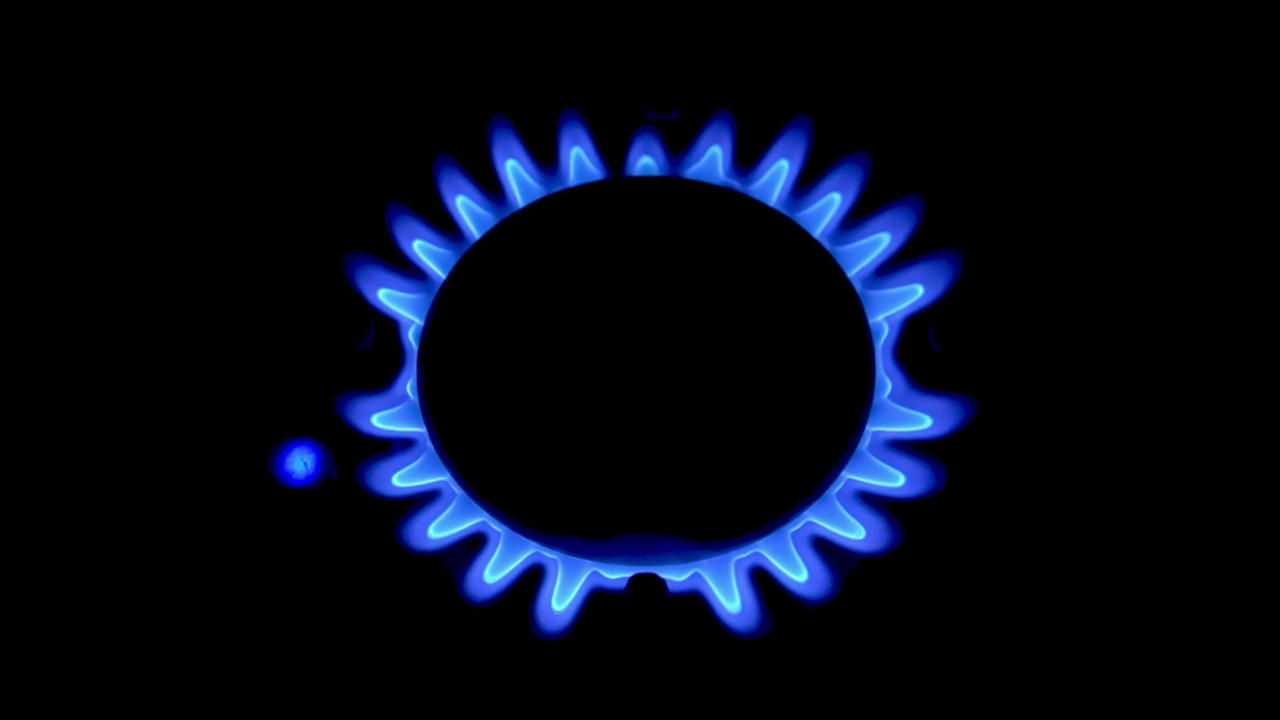 燃气燃烧器开着，在晚上发出蓝色的火焰。天然气正在燃烧。视频素材
