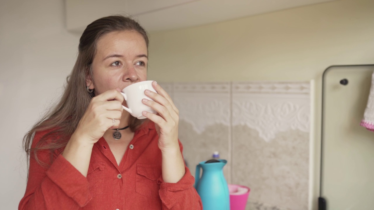 在厨房给自己倒一杯新鲜咖啡的女人视频素材