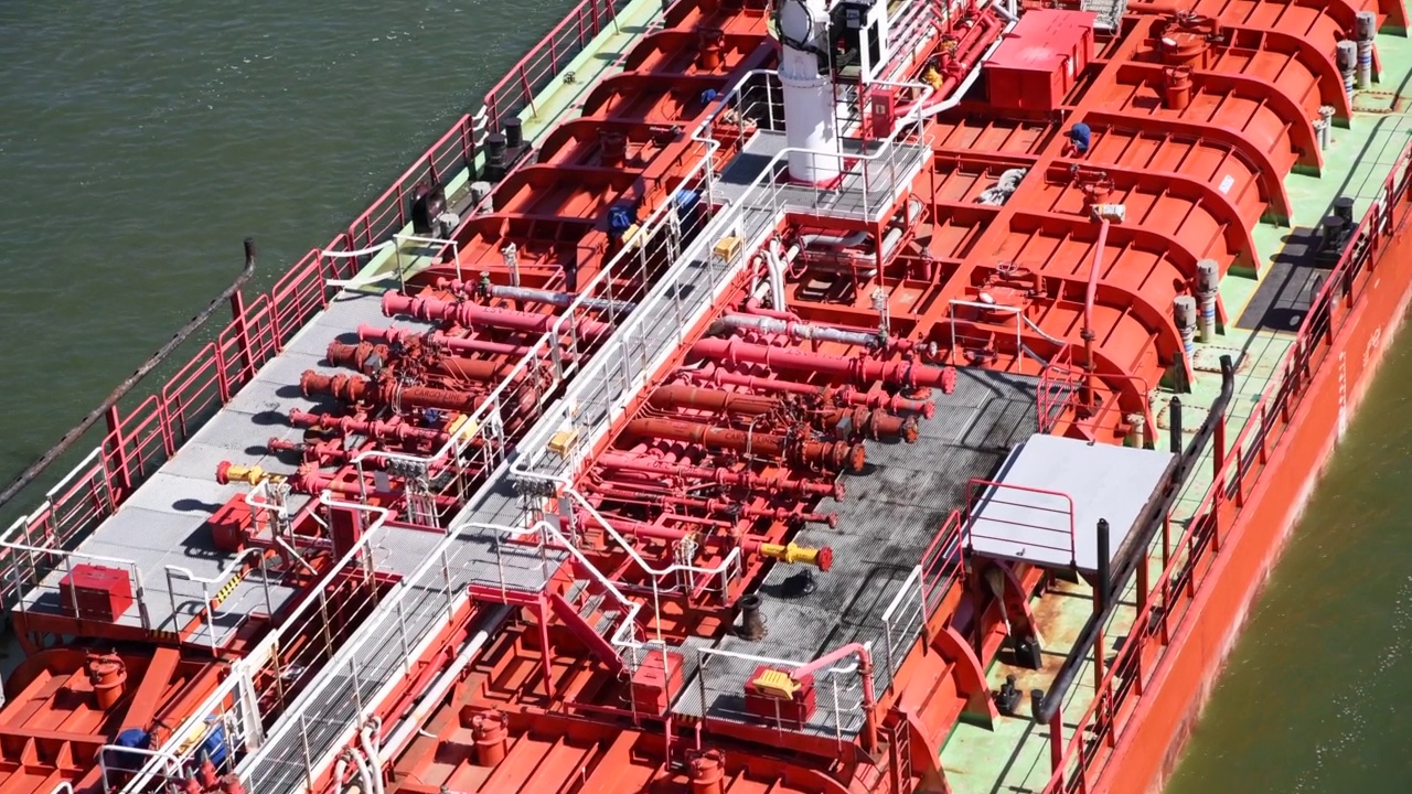 原油油轮的橙色甲板视频下载