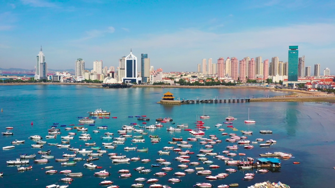 无人机空中4K分辨率实时拍摄青岛湾和湛桥码头，山东省青岛市，中国视频素材