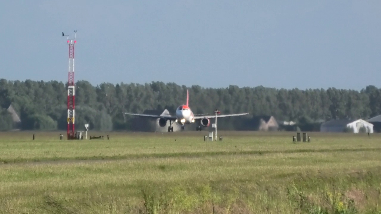 一架双引擎窄体飞机起飞的画面视频素材