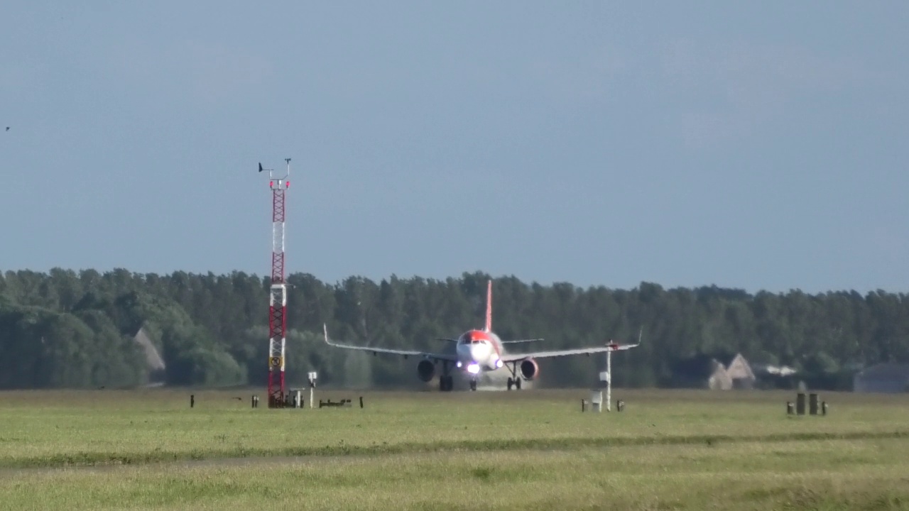 易捷航空空客A319从阿姆斯特丹史基浦机场起飞的镜头视频素材