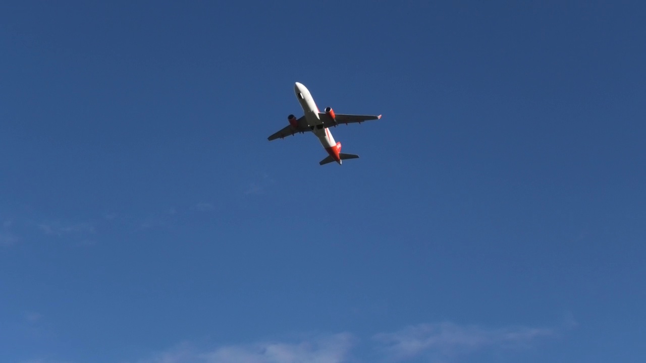 一架双引擎窄体飞机从下方空中飞行的镜头视频素材