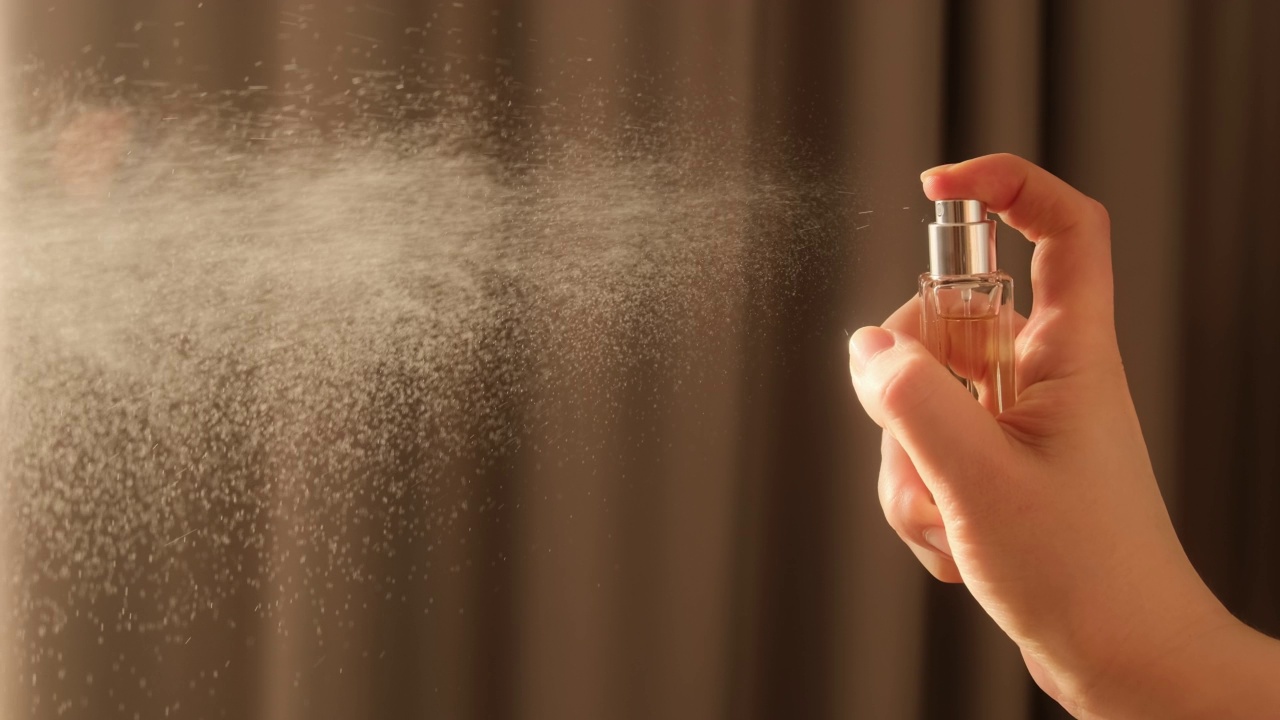 手喷喷尘香水，慢动作。适用于香水。视频素材