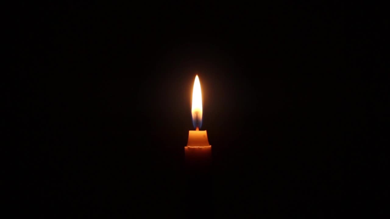 这支蜡烛点燃了另一支蜡烛视频素材