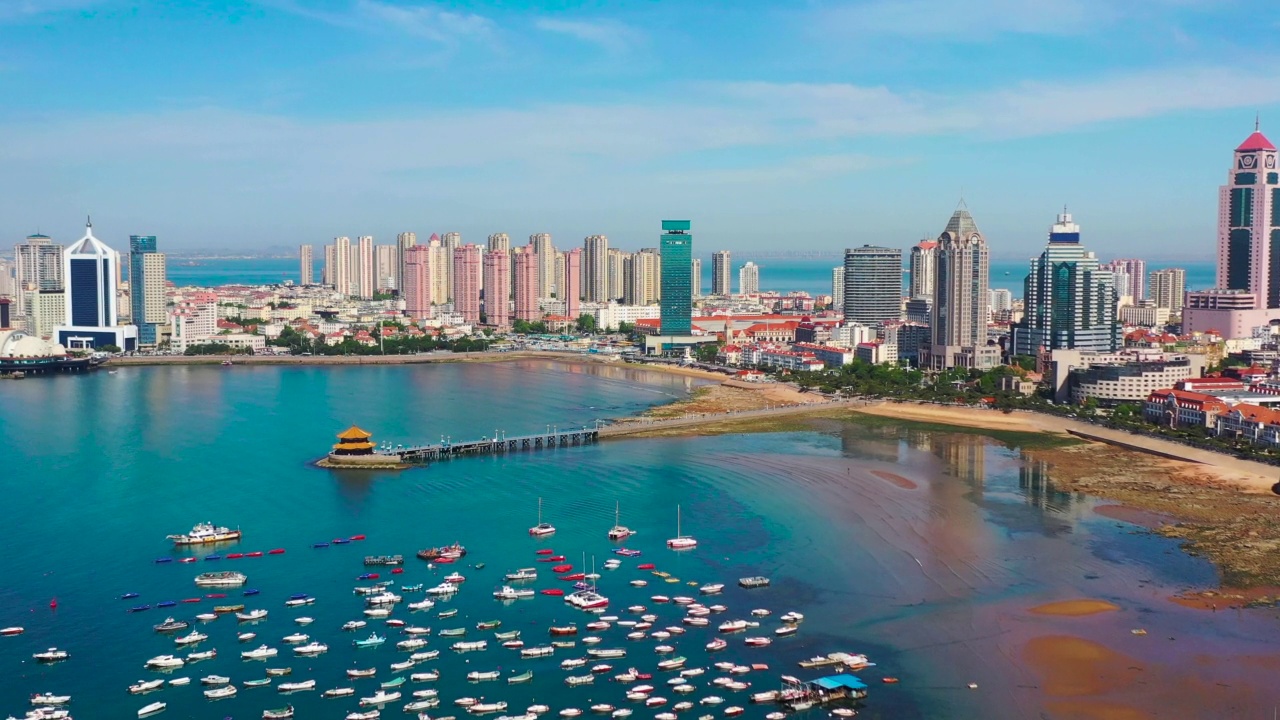 无人机空中4K分辨率实时拍摄青岛湾和湛桥码头，山东省青岛市，中国视频素材