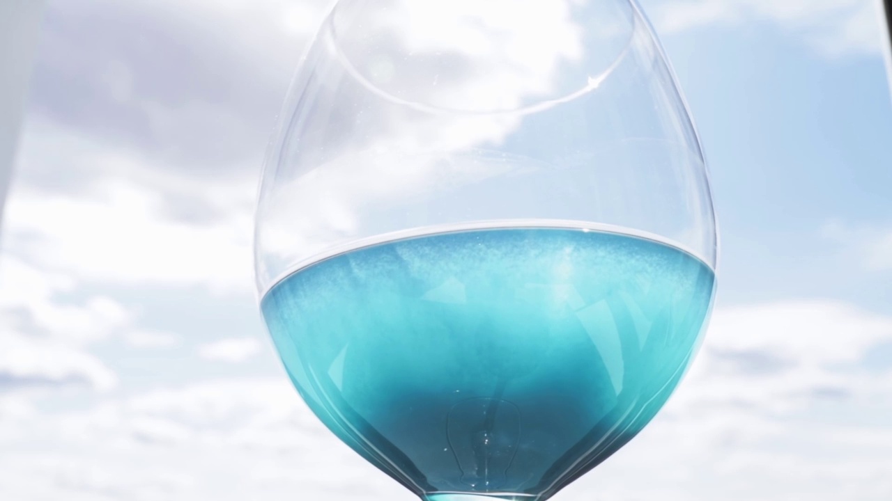 夏天的鸡尾酒，蓝色的酒杯里喝着城市的背景视频素材