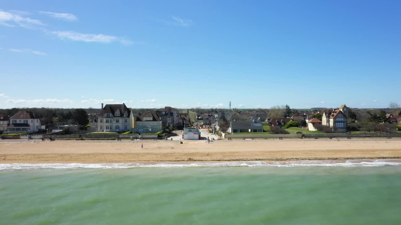 在欧洲的剑海滩上的房子，在法国，在诺曼底，朝向Ouistreham，在Hermanville，在春天，阳光明媚的日子。视频下载
