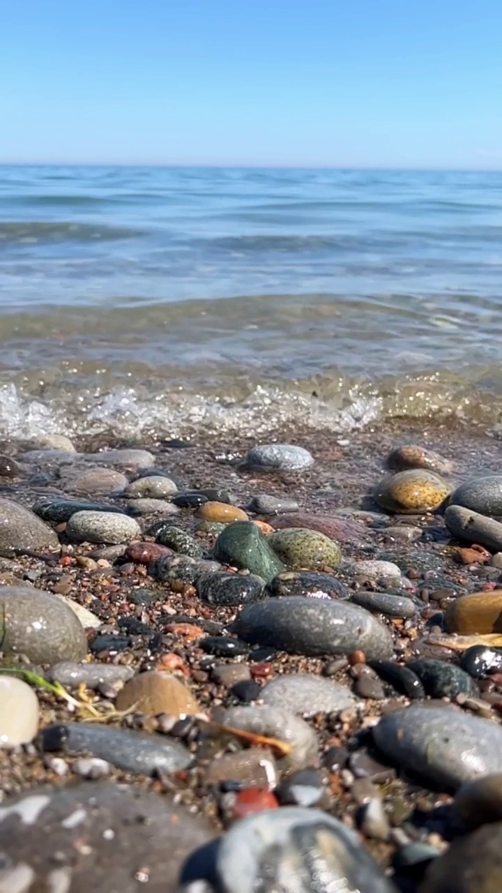 涨潮时海滩上的岩石视频素材